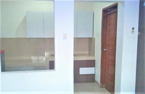 dos imágenes de una cocina con una puerta y una habitación en Ragunan Residence Syaridin, en Yakarta