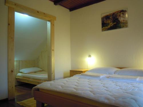Gulta vai gultas numurā naktsmītnē Wooden house Nela near Plitvice Lakes