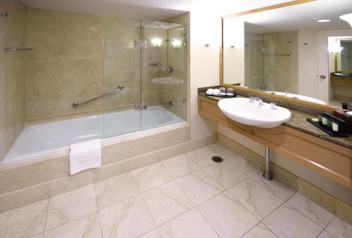 Kylpyhuone majoituspaikassa Stamford Plaza Sydney Airport Hotel & Conference Centre