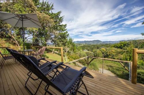 Balcony o terrace sa Bleu Hills Glamping Llanogrande