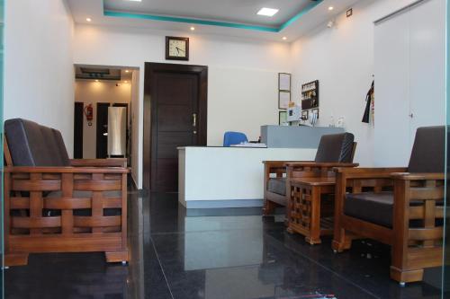 una sala de espera con sillas y una recepción. en Grand Pacific en Pondicherry