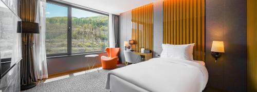 Tempat tidur dalam kamar di Jeongseon Intoraon Hotel