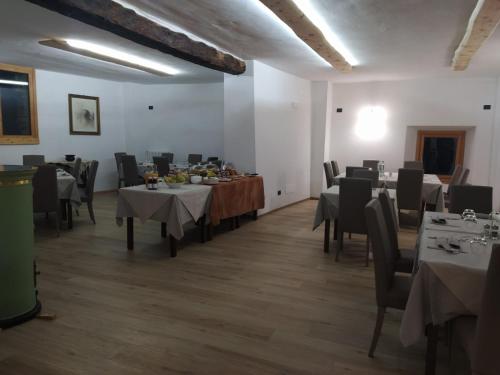 a restaurant with tables and chairs in a room at Agriturismo Cà Gianin in Vervio