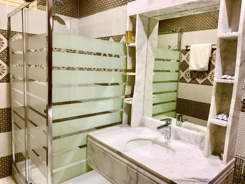 a bathroom with a sink and a mirror at شقق حدائق الزيتون للوحدات السكنية -اقتصادية in Hail