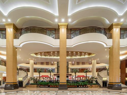 a view of the lobby of the dubai mall at Wyndham Shanghai Hongqiao-Near NECC in Shanghai