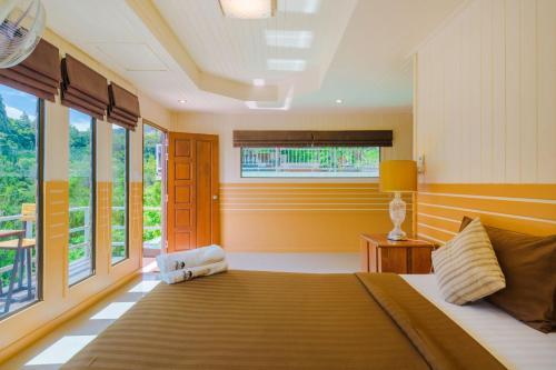 sypialnia z dużym łóżkiem i oknem w obiekcie Railay Hilltop w mieście Railay Beach