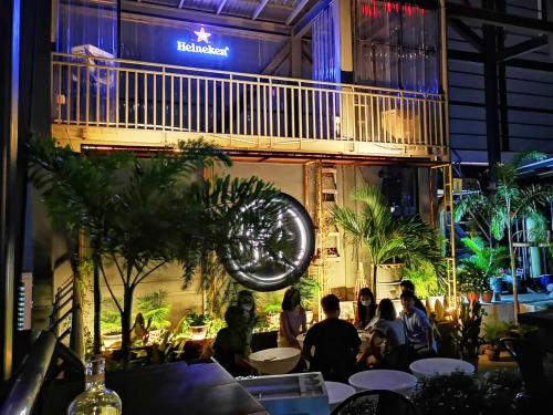 een groep mensen die 's nachts in een restaurant zitten bij The Granite Luxury Hotel Penang in George Town