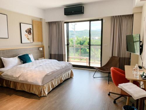 um quarto de hotel com uma cama e uma grande janela em Sunny Sky Homestay em Yujing
