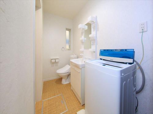 łazienka z pralką i toaletą w obiekcie COTO Tokyo Koenji w Tokio