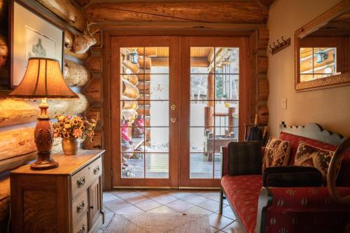 salon z kanapą i szklanymi drzwiami w obiekcie 13 Bear Tree Court Condo w mieście Keystone