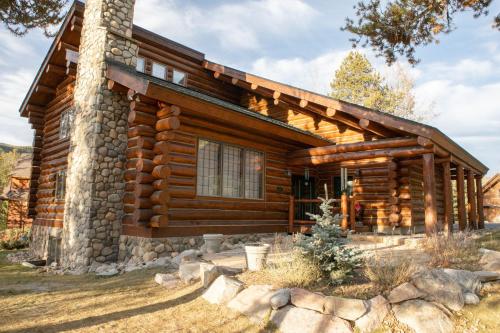 domek z bali z kamienną fasadą w obiekcie 13 Bear Tree Court Condo w mieście Keystone