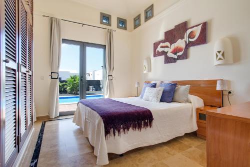 A bed or beds in a room at Casa Violeta