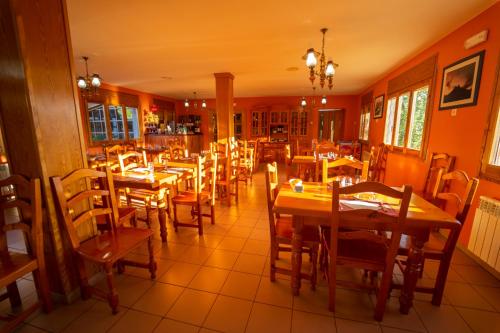 Restorāns vai citas vietas, kur ieturēt maltīti, naktsmītnē HOSTAL RURAL CAL XIC Saldes