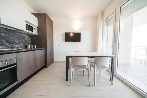 a kitchen with a table and chairs in a room at Sabbia & Mare in Rosolina Mare
