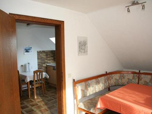 - une chambre avec un lit et une table dans l'établissement Ferienwohnung Wicker, à Attendorn