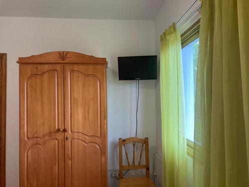 Habitación con armario de madera junto a una ventana en Pensión Amparo Las Hayas en Valle Gran Rey