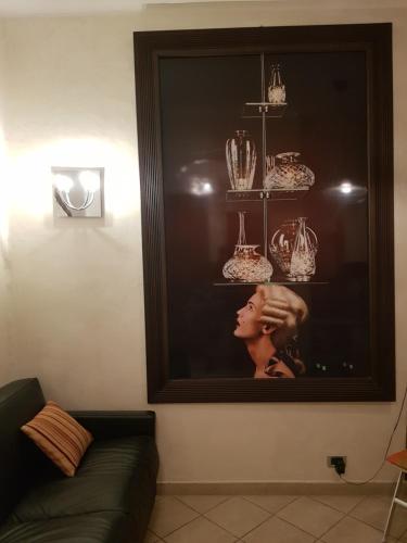 zdjęcie na ścianie pokoju z kanapą w obiekcie Lecce w Turynie