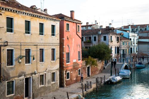 - une vue sur un canal dans une ville avec des bâtiments dans l'établissement Al Mascaron Ridente, à Venise