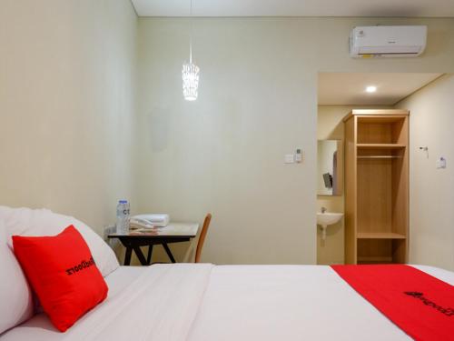 Postel nebo postele na pokoji v ubytování RedDoorz near Exit Tol Banyumanik 2