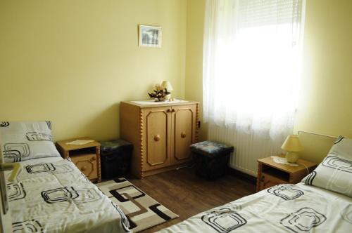 Кровать или кровати в номере Márti Vendégház
