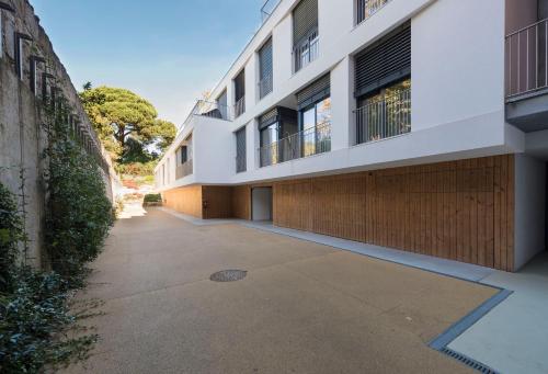Primrose Deluxe 2BR w Parking by LovelyStay