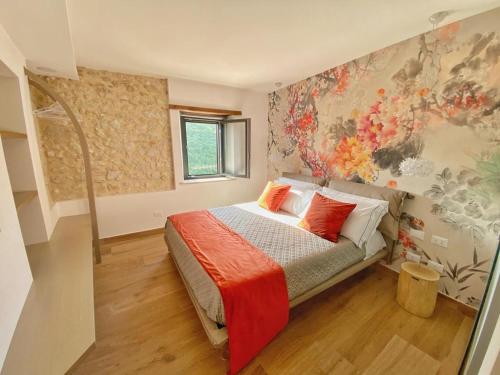 una camera da letto con un letto e un dipinto sul muro di Arenarius Home Resort & SPA a Torricella in Sabina