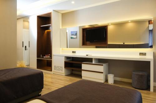 TV a/nebo společenská místnost v ubytování Kaila Beach Hotel - All Inclusive
