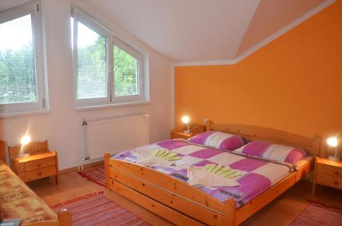1 dormitorio con 1 cama y 2 ventanas en Penzion Jantoľák, en Zuberec