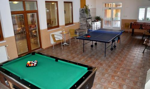 Instalaciones para jugar al ping pong en Penzion Jantoľák o alrededores