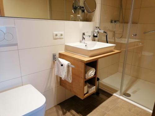 a bathroom with a sink and a shower at Landgasthof Niebler in Adelsdorf