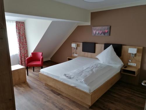 Ένα ή περισσότερα κρεβάτια σε δωμάτιο στο Landgasthof Niebler