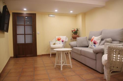 sala de estar con sofá y mesa en Casa Rural La Corchea en Elciego