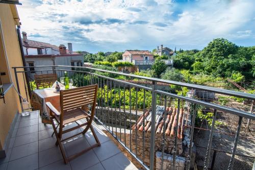 a balcony with a table and a view of a yard at Holiday Home Dubi in Kornić