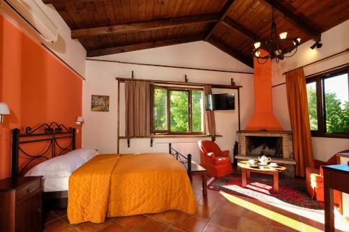 um quarto com uma cama e uma lareira em Dryas Guesthouse em Polydrosos