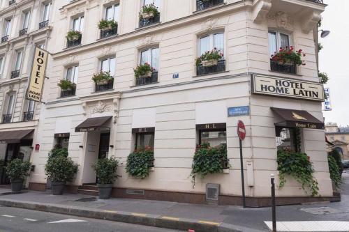 een hotel kain gebouw op de hoek van een straat bij Home Latin in Parijs