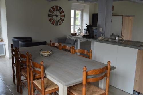 une cuisine et une salle à manger avec une table et des chaises dans l'établissement gite Marlotte, à La Lande-Saint-Siméon