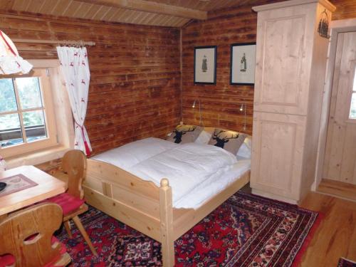 ein Schlafzimmer mit einem Bett in einem Zimmer in der Unterkunft Sonnhuette in Uttendorf