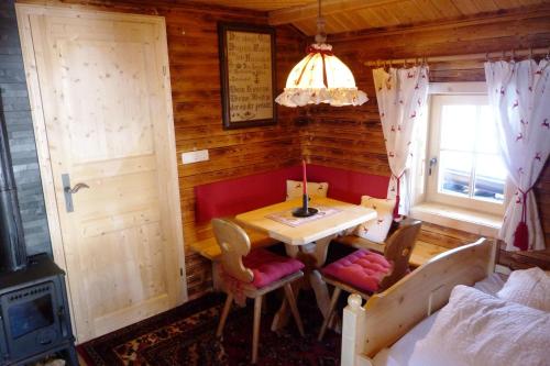 ein Esszimmer mit einem Tisch und Stühlen in einer Hütte in der Unterkunft Sonnhuette in Uttendorf