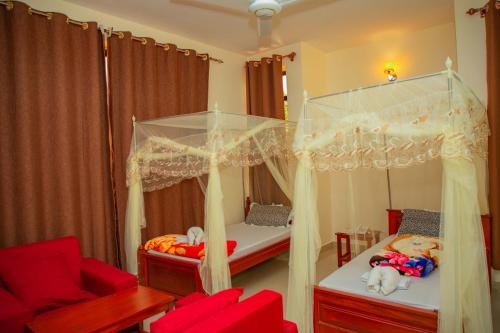 Postel nebo postele na pokoji v ubytování Kilimanjaro White House Hotel
