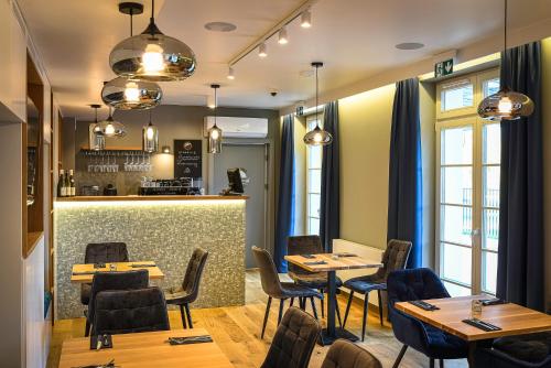 a restaurant with tables and chairs and a bar at Villa Bałtycka in Gdańsk