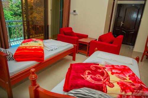 Postel nebo postele na pokoji v ubytování Kilimanjaro White House Hotel