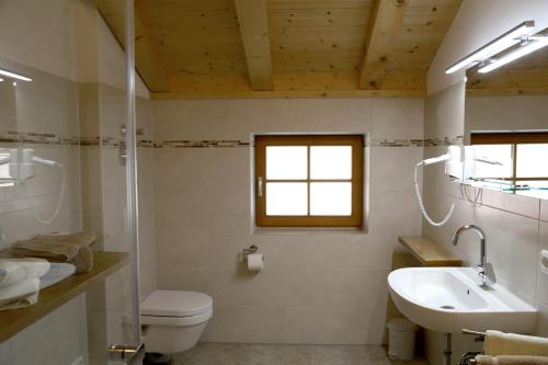 Kylpyhuone majoituspaikassa Ferienwohnung Fischerhof