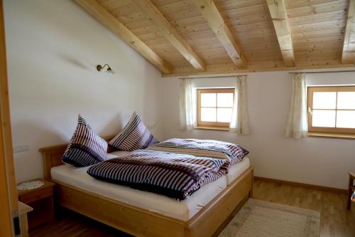 Giường trong phòng chung tại Ferienwohnung Fischerhof