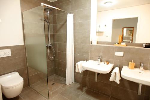 Bilik mandi di Boardinghotel Westarkaden Suites