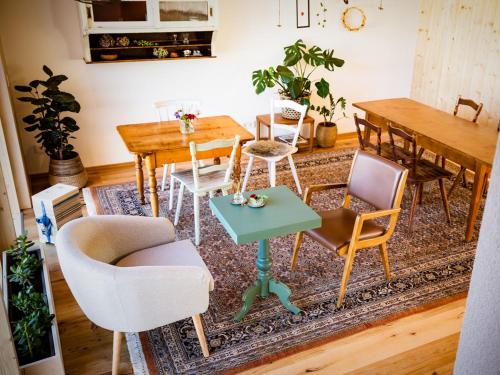 une salle à manger avec des chaises, une table et un tapis dans l'établissement Krone Lautlingen, à Albstadt