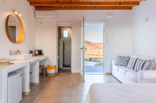 Cama ou camas em um quarto em Sea Wind Villas and Suites