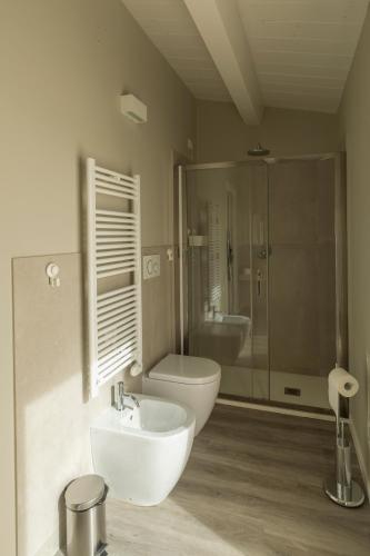 a bathroom with a sink and a toilet and a shower at Le Terre di Maluk in Monte San Vito