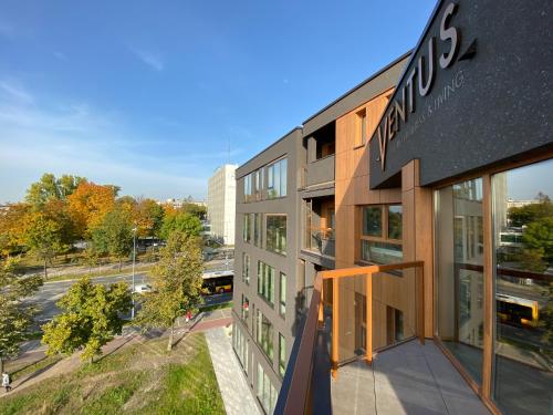 un edificio de oficinas con un cartel en el costado en Apartament Ventus Business and Living 44, en Kielce