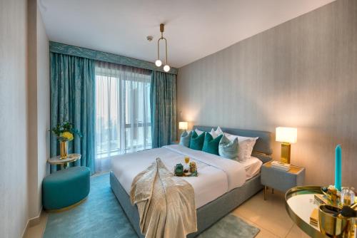 Postel nebo postele na pokoji v ubytování Durrani Homes - Designer 2BR Apt with stunning Burj khalifa and Fountain View