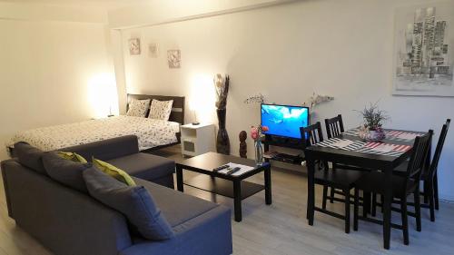 Sala de estar con sofá, cama y mesa en Apartment Chez Esmara et Philippe, en Bruselas